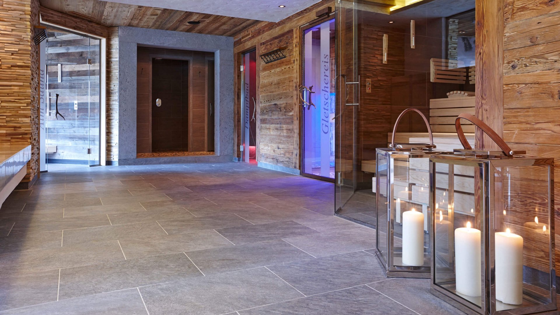 Hotel Sonnenhof Moderner Wellnessbereich mit Sauna und großen Kerzenlaternen