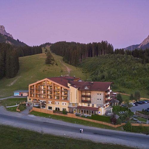 Hotel Sonnenhof Hotel Sonnenhof vor Wald und Bergen bei Abendlicht