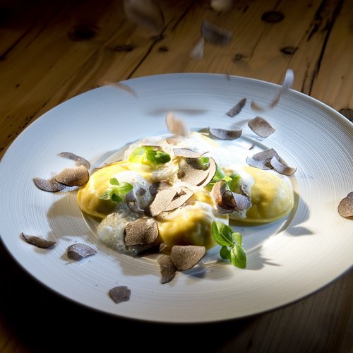 Hotel Sonnenhof Teller mit Ravioli, Sahnesauce, frischem Basilikum und Trüffelscheiben