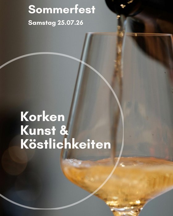 Sommerfest „Korken, Kunst & Köstlichkeiten“ – Sonnenhof Tannheimer Tal Gefülltes Weißweinglas beim Sommerfest „Korken, Kunst & Köstlichkeiten“ im Sonnenhof im Tannheimer Tal.