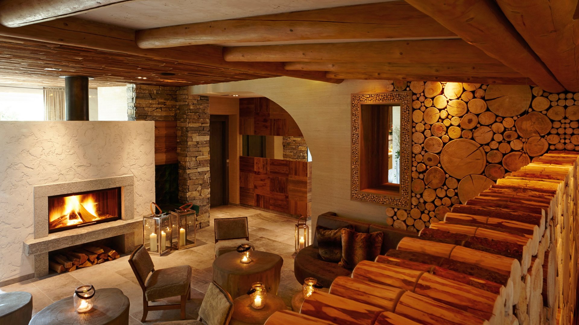 Hotel Sonnenhof Gemütliches Wohnzimmer mit brennendem Kamin und Holzdekoration