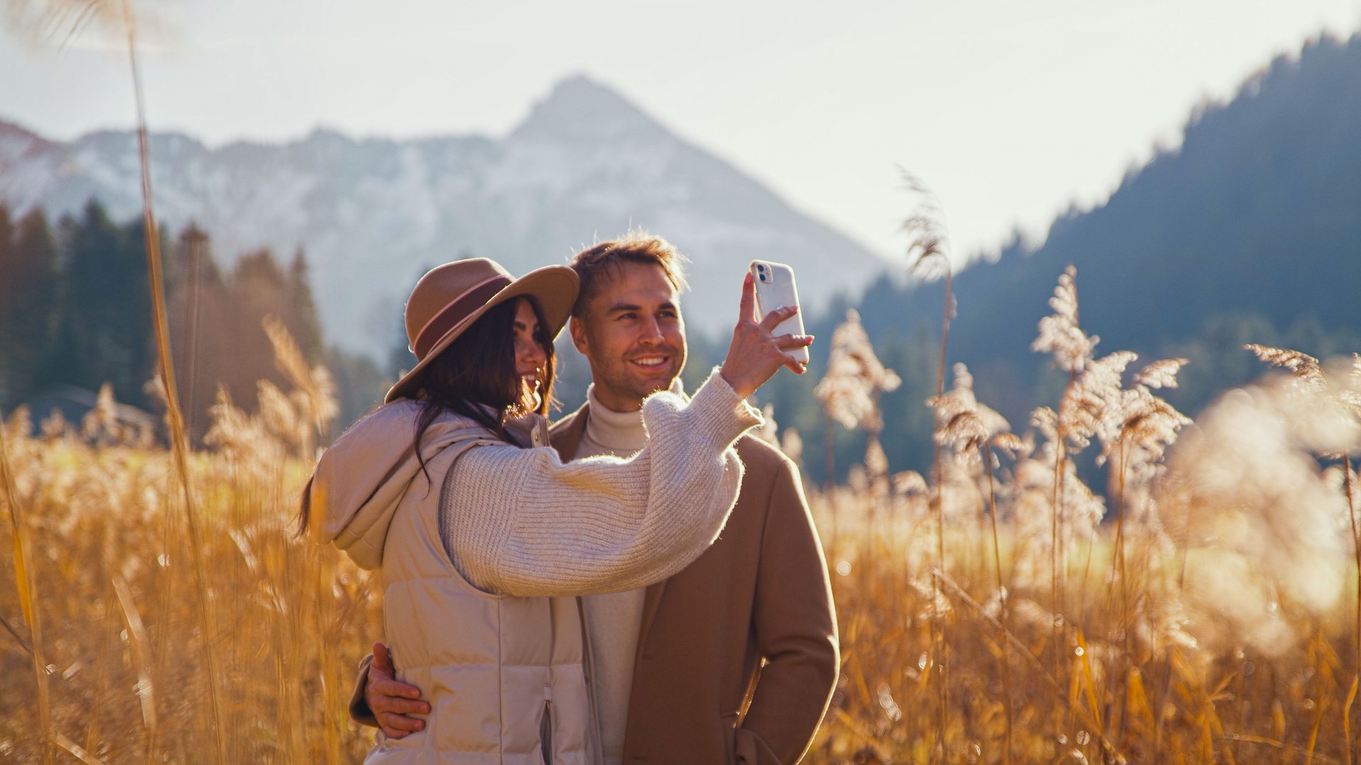 Hotel Sonnenhof Paar macht Selfie in herbstlicher Berglandschaft mit Talsicht