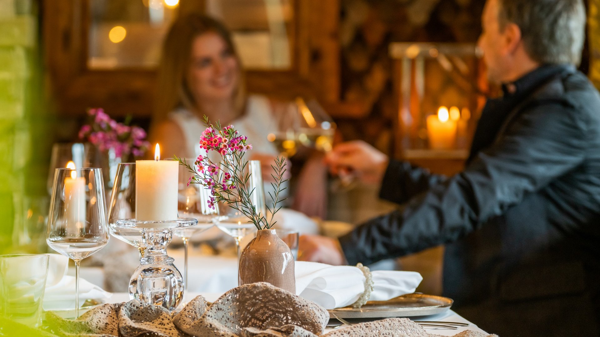 Hotel Sonnenhof Romantisches Dinner mit Kerzenlicht und Blumen auf dem Tisch