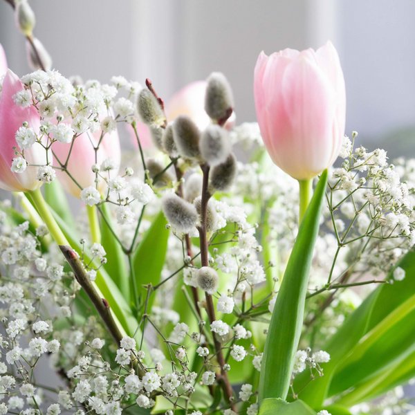 Hotel Sonnenhof Strauß aus rosa Tulpen, Schleierkraut und Weidenkätzchen in Vase