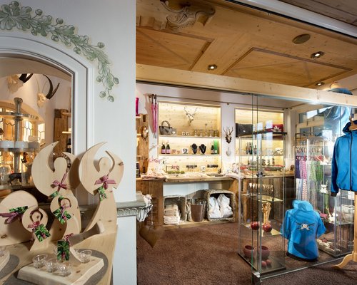 Hotel Sonnenhof Innenansicht eines Ladens mit Holzdeko und blauer Kleidung im Schaukasten