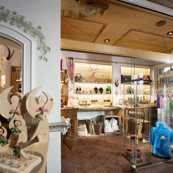 Hotel Sonnenhof Innenansicht eines Ladens mit Holzdeko und blauer Kleidung im Schaukasten