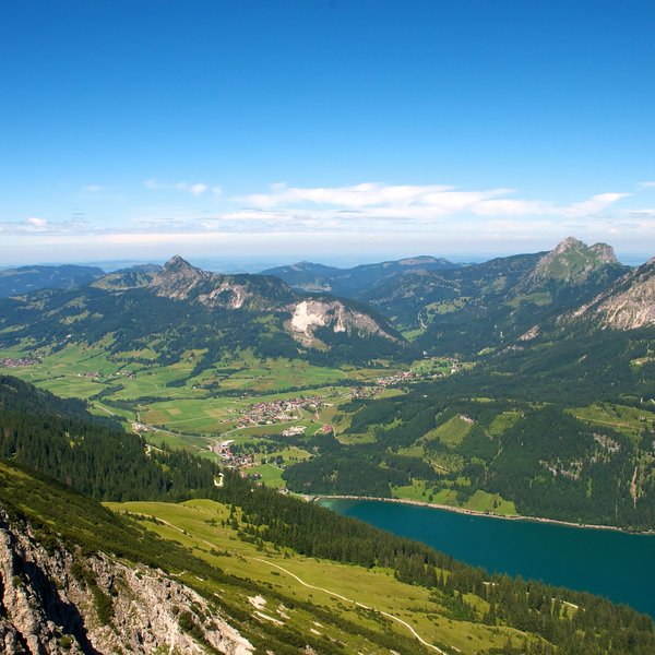 Hotel Sonnenhof Panoramablick auf Berge, Tal, See und Dorf unter klarem blauem Himmel