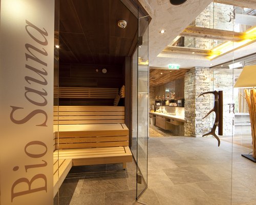 Hotel Sonnenhof Moderner Bio Sauna Innenbereich mit Holzbänken und Zugang zu einem Wellnessbereich