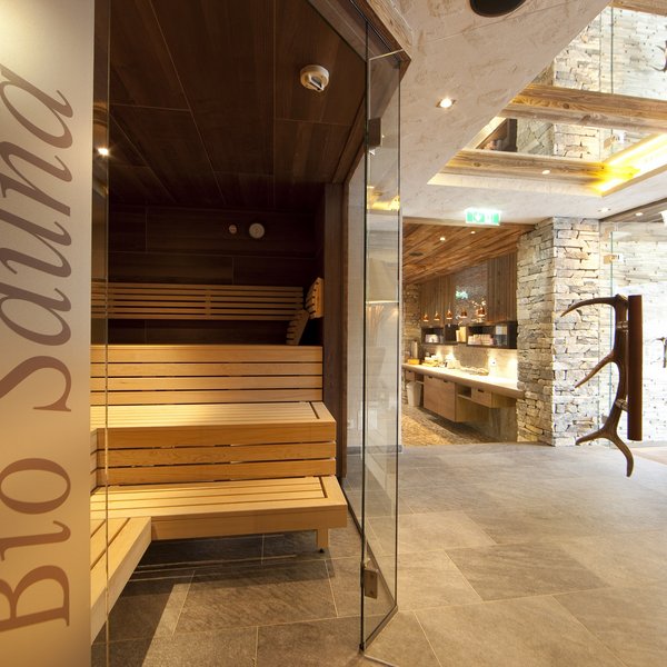 Hotel Sonnenhof Moderner Bio Sauna Innenbereich mit Holzbänken und Zugang zu einem Wellnessbereich