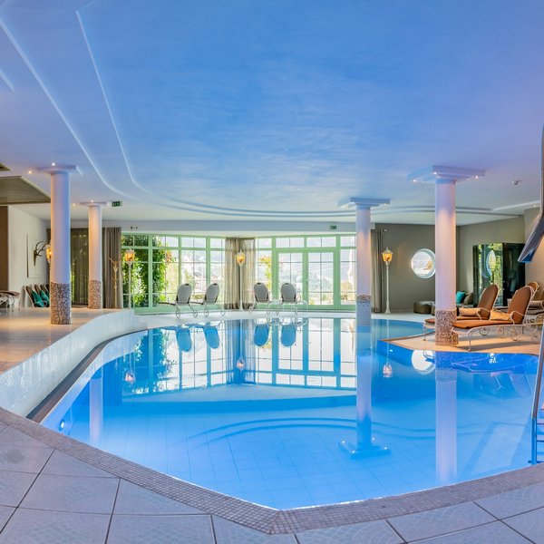 Hotel Sonnenhof Innenaufnahme eines beheizten Hotel-Schwimmbeckens mit Liegestühlen und Handtüchern