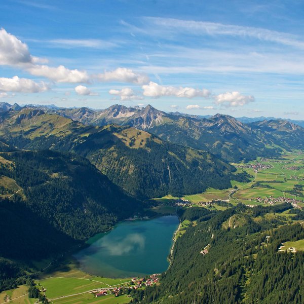 Hotel Sonnenhof Berglandschaft mit See, Wäldern und Ortschaften unter blauem Himmel