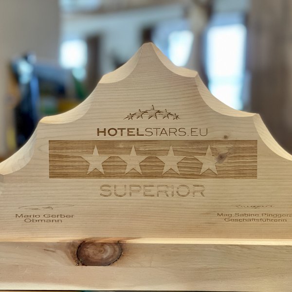 Hotel Sonnenhof Vier-Sterne-Superior Hotelbewertungsanzeige aus Holz von Hotelstars.eu