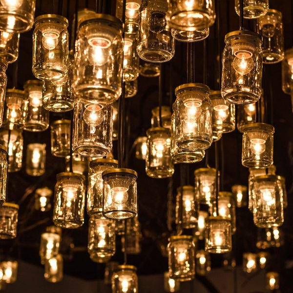 Hotel Sonnenhof Viele hängende Glühbirnen in Einmachgläsern als Deckenbeleuchtung