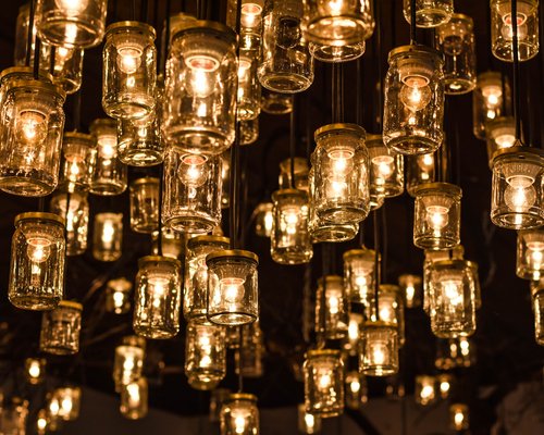 Hotel Sonnenhof Viele hängende Glühbirnen in Einmachgläsern als Deckenbeleuchtung
