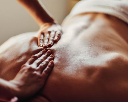 Hotel Sonnenhof Nahaufnahme einer Rückenmassage mit öl auf nackter Haut