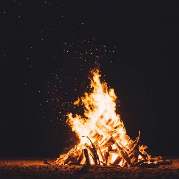 Hotel Sonnenhof Großes Lagerfeuer in der Nacht auf Sandboden