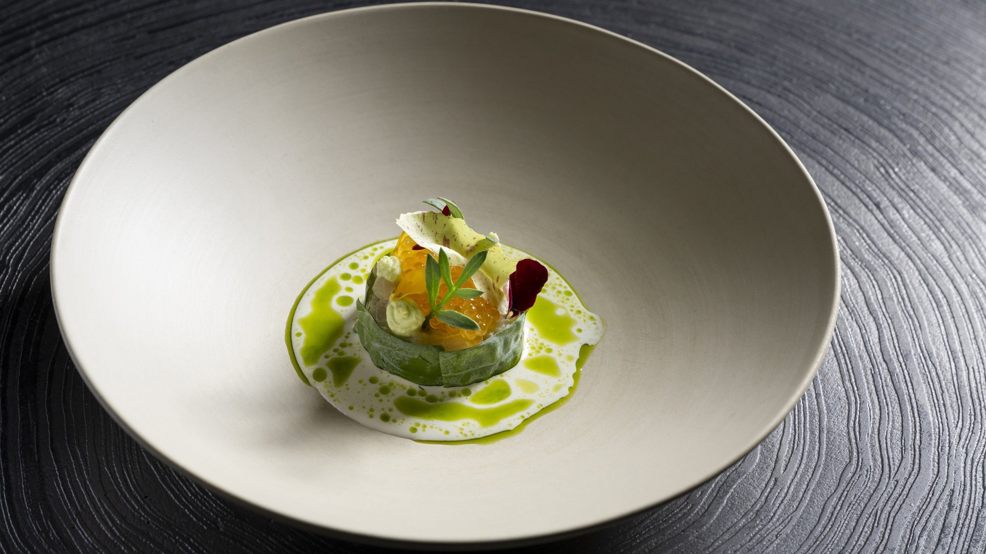 Alps & Ocean – Fine Dining im Hotel Sonnenhof (Grän) Angerichtetes Gourmetgericht aus dem Fine-Dining-Restaurant Alps & Ocean im Hotel Sonnenhof