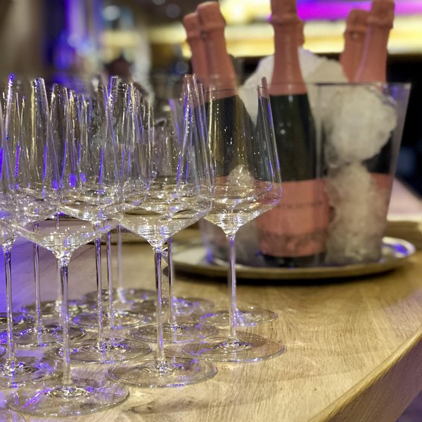 Hotel Sonnenhof Leere Weingläser und Champagnerflaschen im Eis auf Holztisch