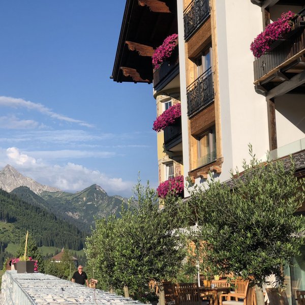 Hotel Sonnenhof Berglandschaft mit Ferienhaus, Blumen und klarem Himmel